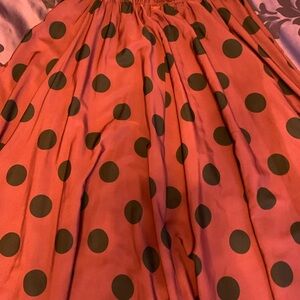 Burgundy Maxi skirt with black polkadots the elastic waist it’s beautiful
